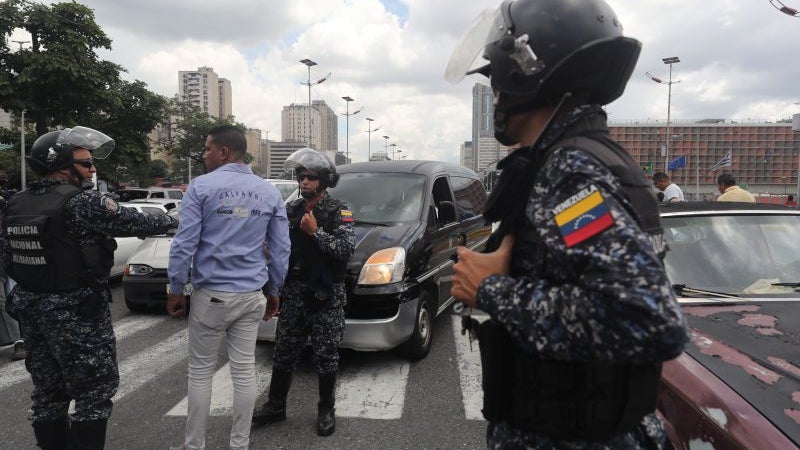 Mais de 100 polícias venezuelanos detidos por tráfico de droga