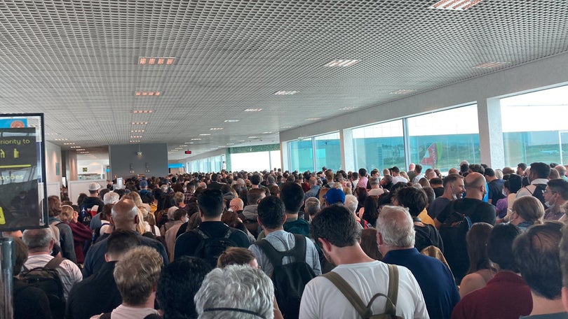 Imagem de Plenário do SEF causa caos no aeroporto