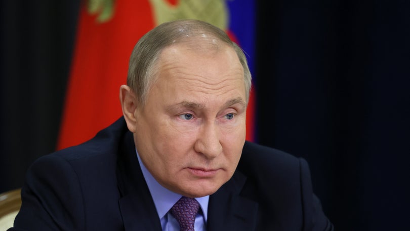 Imagem de Putin reconhece dificuldades e determina aumento do salário mínimo e pensões em 10%