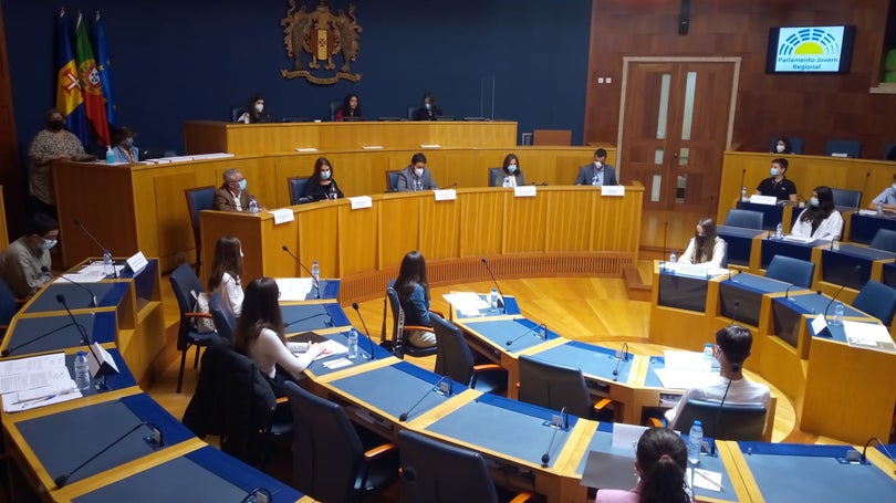 Imagem de Jovens debatem no parlamento