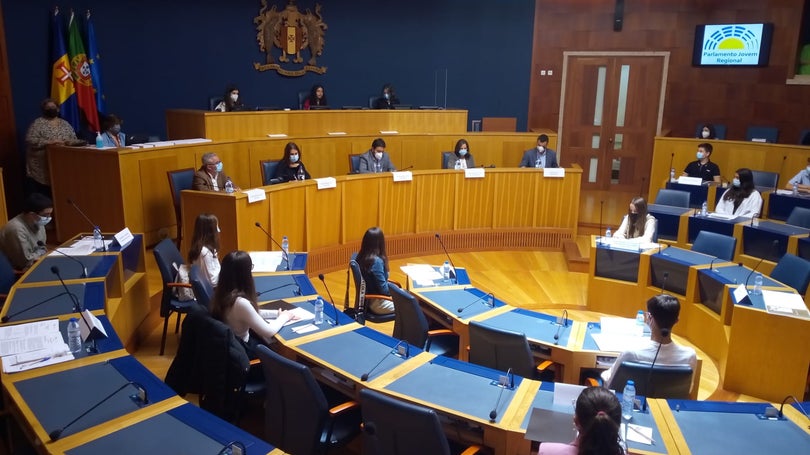 Jovens debatem no parlamento