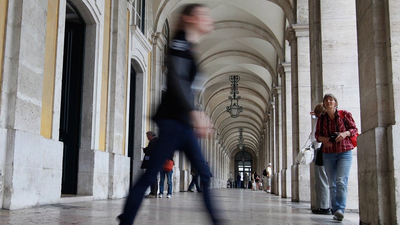 Imagem de Governo garante primeiros concursos para precários do Estado em janeiro