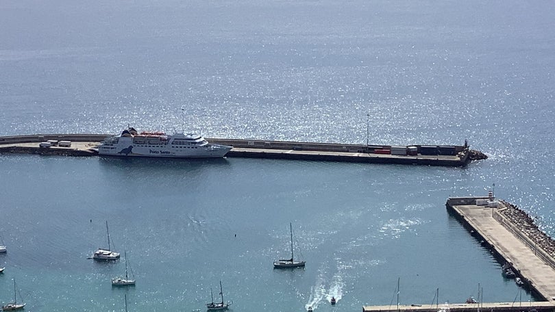 Imagem de Ferry transporta turistas de três voos