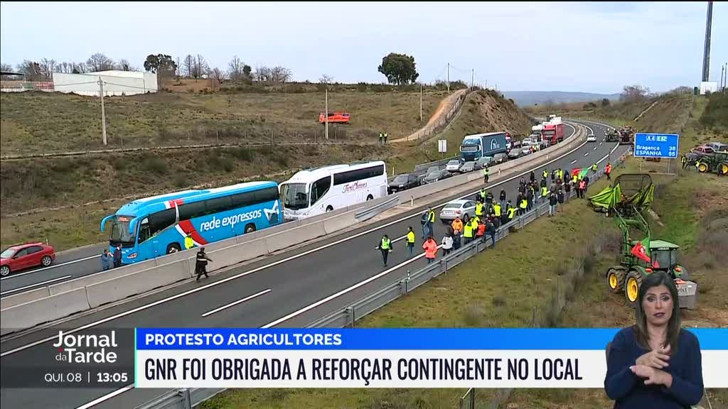 Agricultores cortaram a A4 junto a Macedo de Cavaleiros