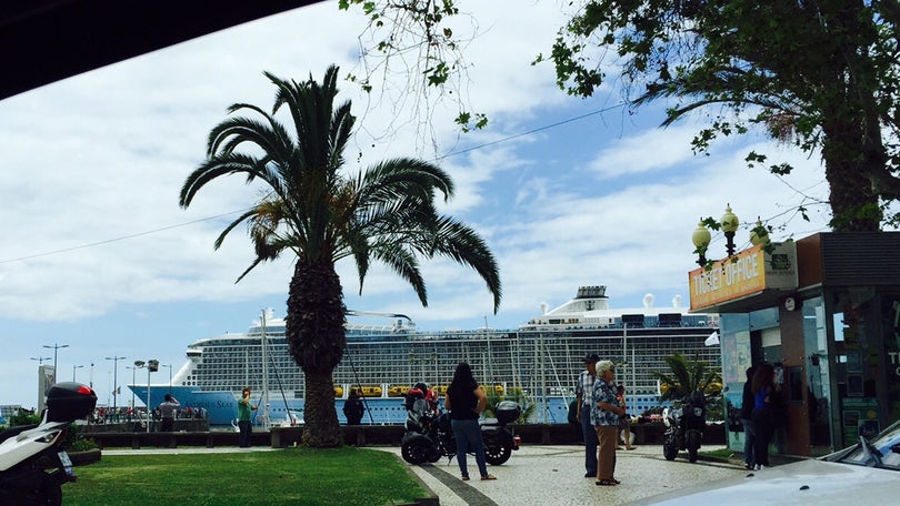 Imagem de Porto do Funchal recebe gigante dos mares