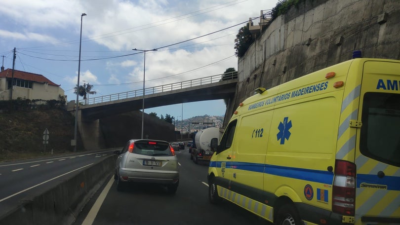 Pneu furado em camião congestiona o trânsito na via rápida