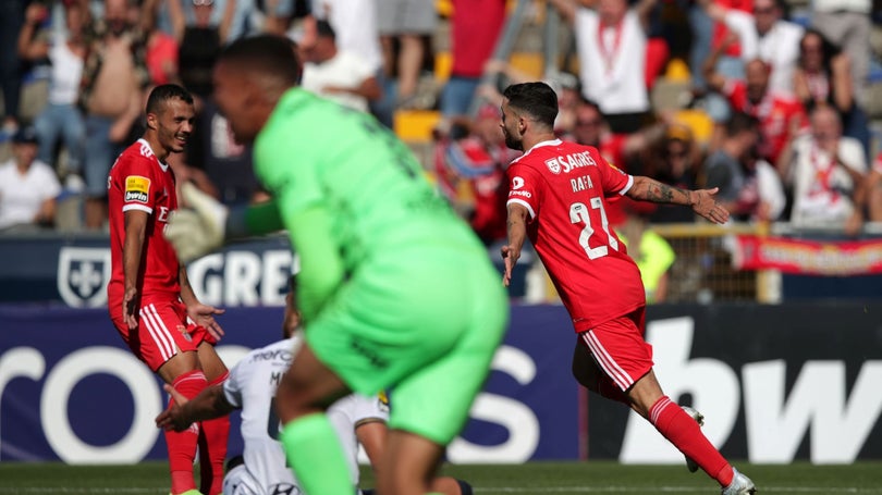 Benfica vence Famalicão pela margem mínima