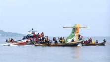 Imagem de Pelo menos 26 pessoas resgatadas depois de queda de avião na Tanzânia