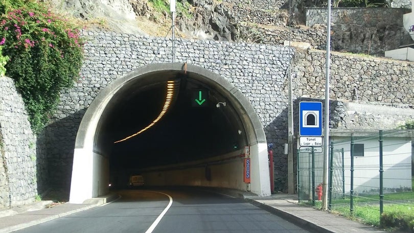 Imagem de Carro em chamas obriga ao corte de trânsito