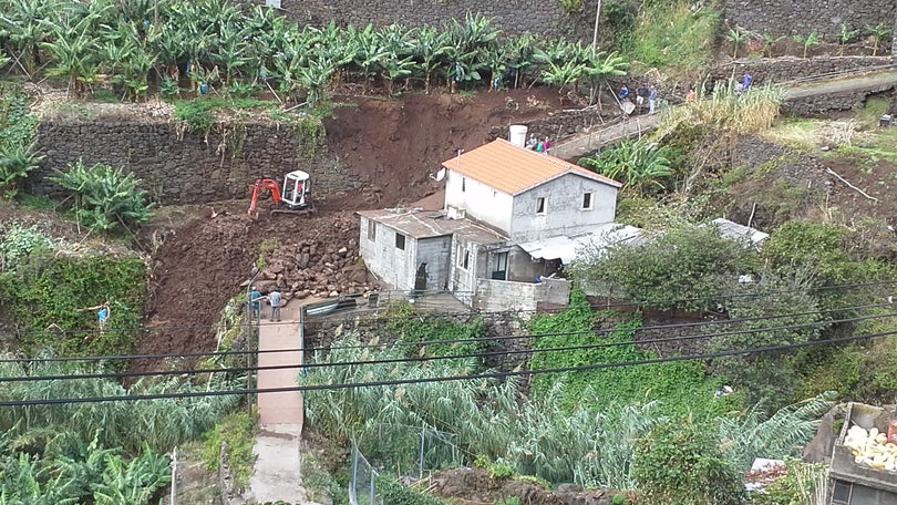 Família fica presa em casa devido a derrocada