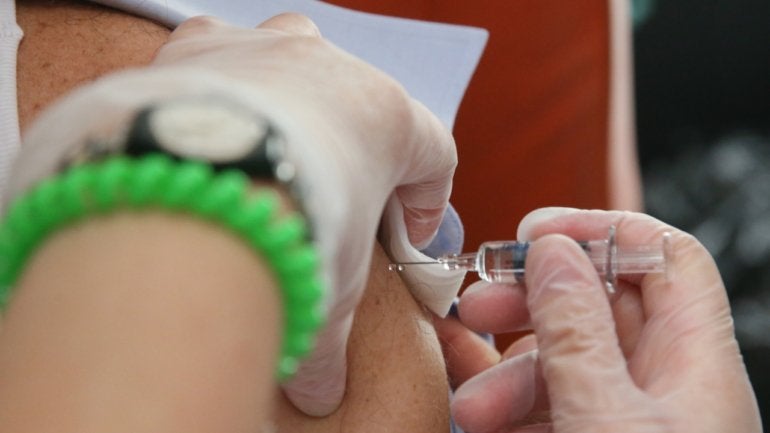 Direção-Geral da Saúde admite tornar obrigatória a vacinação contra a Covid-19