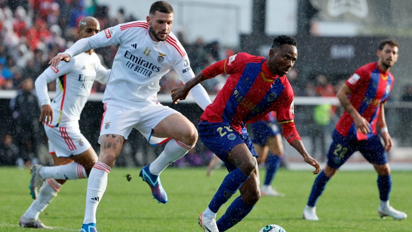 Imagem de Benfica vence em Chaves e iguala provisoriamente o Sporting na liderança