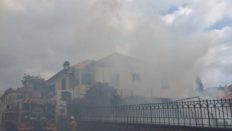 Incêndio em prédio devoluto na zona velha do Funchal