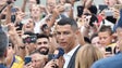 Imagem de Cristiano Ronaldo recebido por centenas de adeptos em Turim