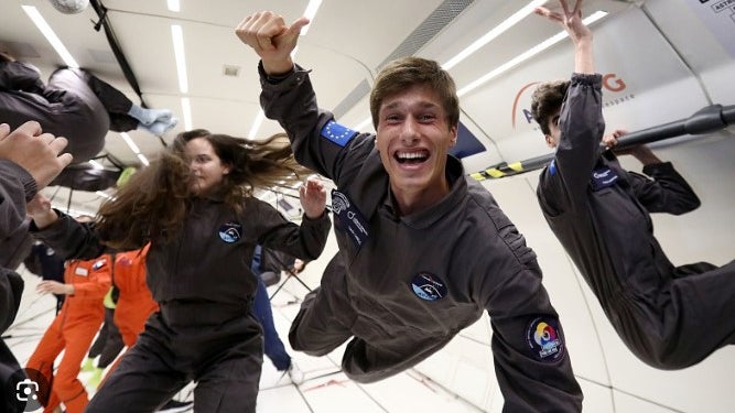 Jovens cumprem sonho de flutuar como astronautas