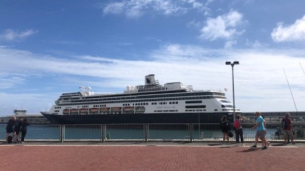 Primeira escala do «Zaandam» no Porto do Funchal