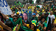 Imagem de Apoiantes de Bolsonaro forçam entrada no Congresso brasileiro