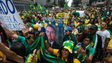 Imagem de Apoiantes de Bolsonaro forçam entrada no Congresso brasileiro