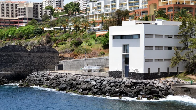 Praia do Gavinas interdita devido a rotura da conduta elevatória de águas residuais