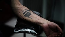 Imagem de Tatuagens da Guerra do Ultramar registadas em livro  (Vídeo)