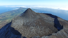 Imagem de Bispo de Angra sobe a montanha do Pico
