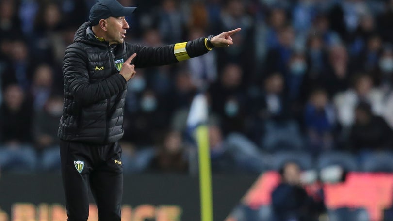 Imagem de Pako Ayestarán deixa comando técnico do Tondela