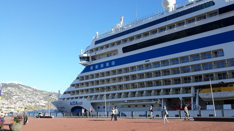 Imagem de Navios às voltas com as bandeiras que devem hastear na Madeira