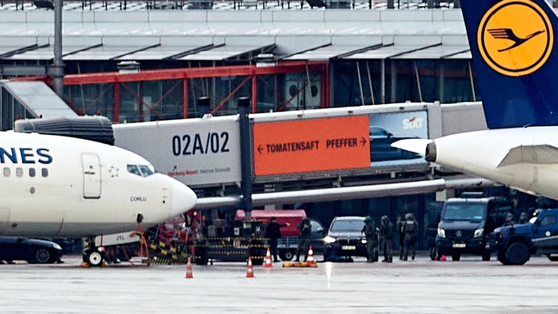 Imagem de Homem armado com filha menor no aeroporto de Hamburgo entrega-se à polícia