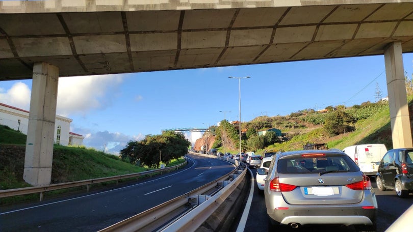 Trânsito congestionado na via rápida