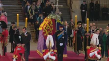 Imagem de Oito netos de Isabel II fizeram vigília ao redor do caixão