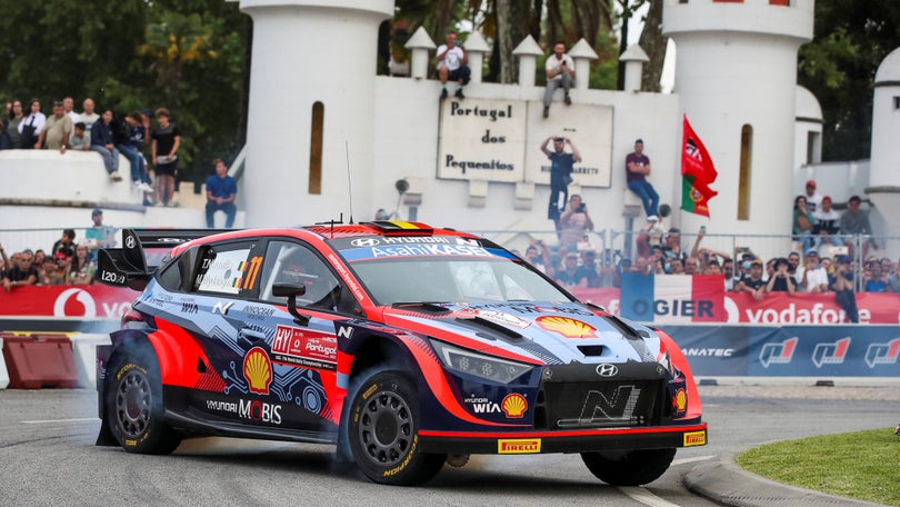Imagem de Thierry Neuville lidera após superespecial de Coimbra