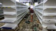 Imagem de Crianças armadas assaltam supermercado na Venezuela