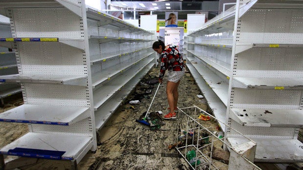 Imagem de Crianças armadas assaltam supermercado na Venezuela