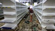 Crianças armadas assaltam supermercado na Venezuela