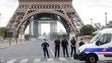 Imagem de Torre Eiffel e área circundante evacuadas por ameaça de bomba