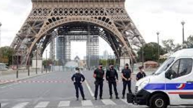 Imagem de Torre Eiffel e área circundante evacuadas por ameaça de bomba