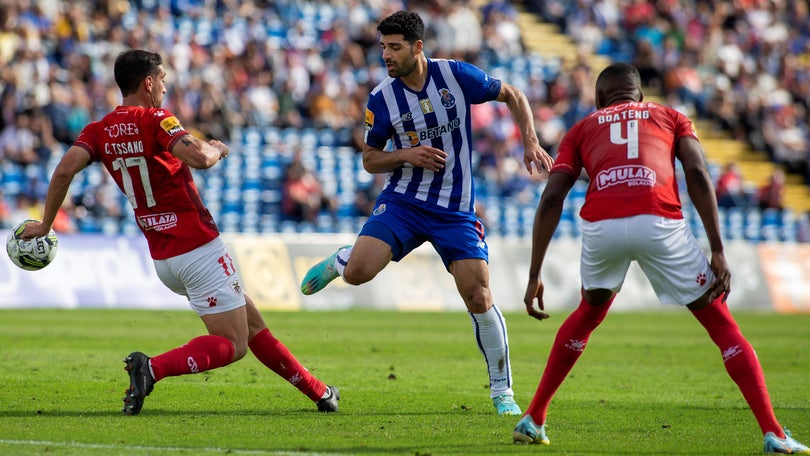 Imagem de FC Porto empata a uma bola em São Miguel