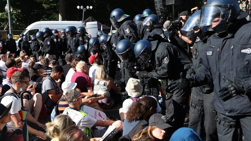 Imagem de Covid-19: 45 polícias feridos durante manifestações em Berlim contra restrições