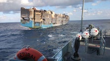 Imagem de Navio incendiado acabou por se afundar (Vídeo)