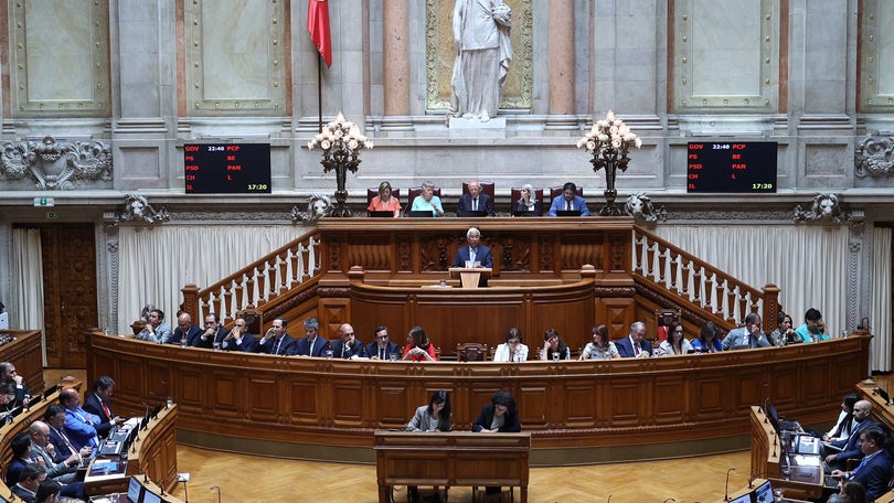 Imagem de Estado da nação: PSD compara Governo à cigarra, PS defende que país está «bem melhor»