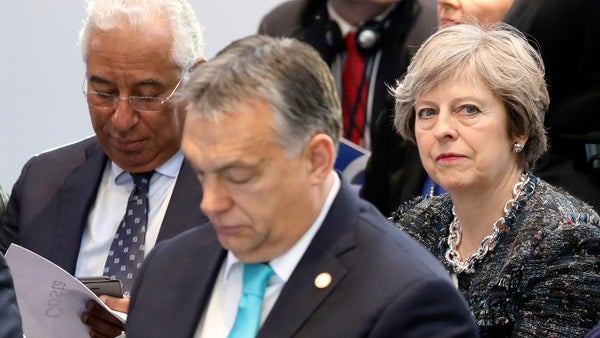 Imagem de Costa com Theresa May na terça-feira para preparar relações luso-britânicas