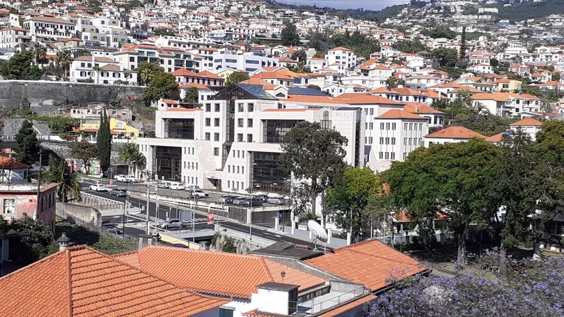 Imagem de Caso de Covid encerra cafetaria de edifício no Campo da Barca