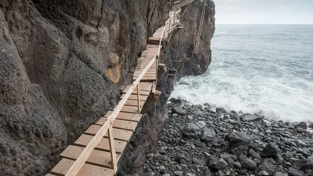 Imagem de Morreu o turista levado por onda no cais de São Jorge