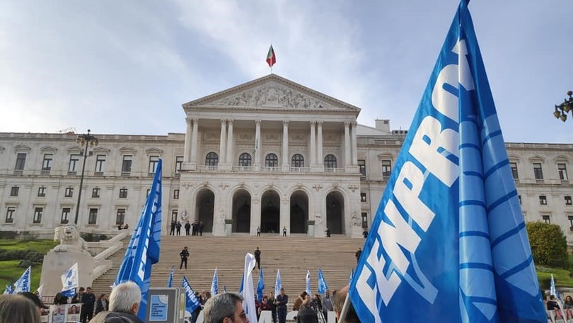 Docentes entregam hoje no parlamento petição pelo fim da precariedade