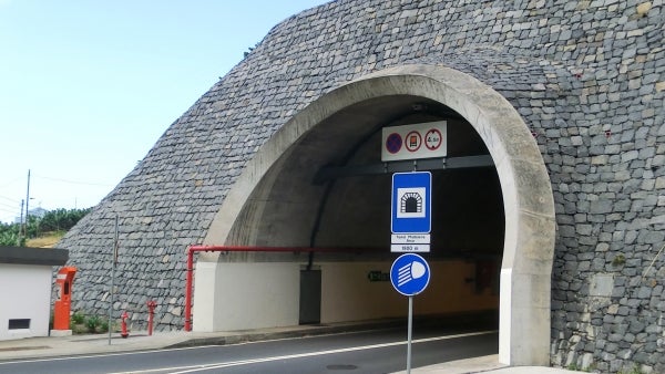 Imagem de Trânsito cortado entre Madalena do Mar – Arco da Calheta