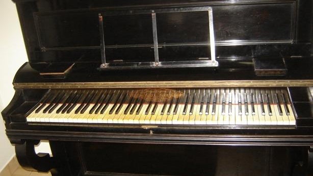 Imagem de Graciosa, Land of Pianos” by Victor Rui Dores
Translated into English by Katharine F. Baker