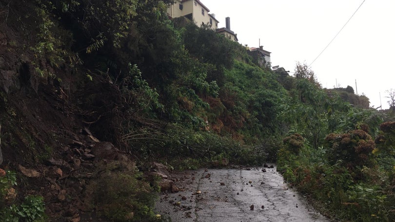 Mau tempo: Várias derrocadas e estradas condicionadas em Santana