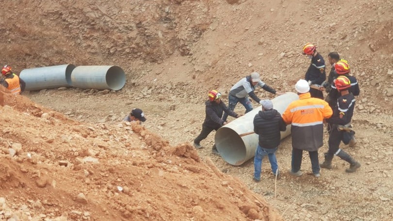 Socorristas a um metro da criança