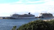 Imagem de Dois navios na Pontinha com perto de 10 mil pessoas