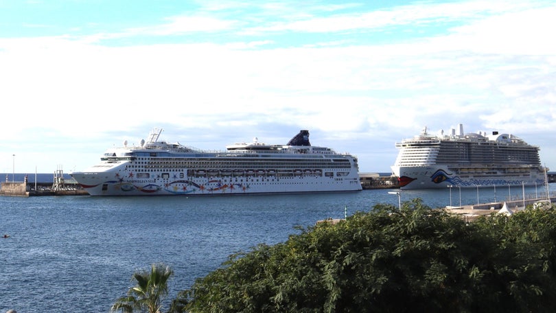 Imagem de Dois navios na Pontinha com perto de 10 mil pessoas